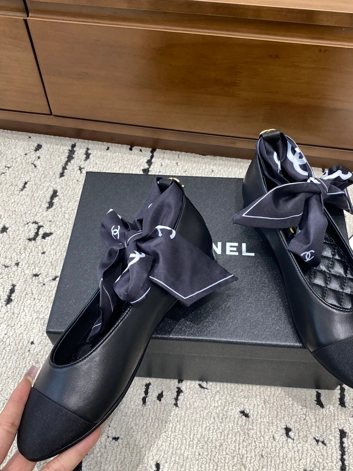 👟👟Ex-factory price 580👟👟 🍀CHANEL2026 early autumn new model, Mary Jane leather cover Chanel Xiaoxiang C home flat ribbon 🎀Comfortable ballet shoes Customized catwalk haute couture, simple yet sweet and playful Solid color fabric is refreshing and easy to wear Buckle design shoes are more heeling Upper: Customized sheepskin Inner foot pad: sheepskin Sole: Italian genuine leather sole Number of yards: 35-40 (customized 40 pieces are non-refundable)